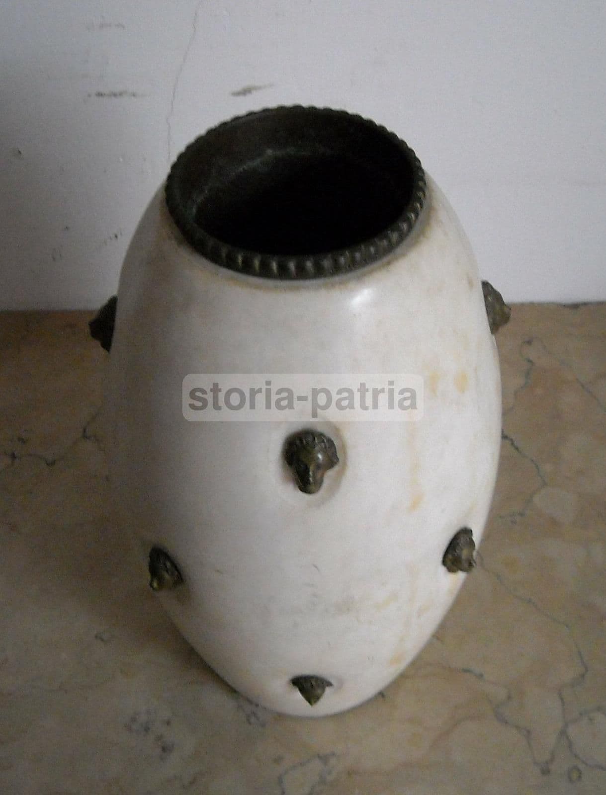 Vaso Art Déco In Alabastro Con Sculture In Bronzo Anni '30