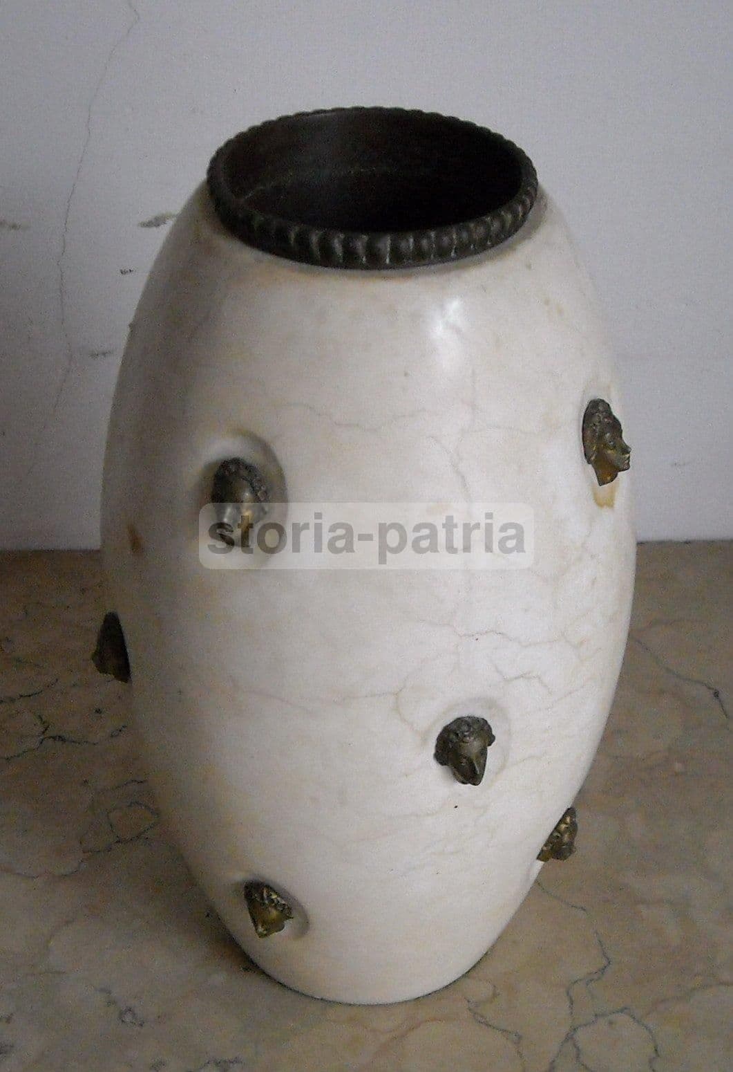 Vaso Art Déco In Alabastro Con Sculture In Bronzo Anni '30