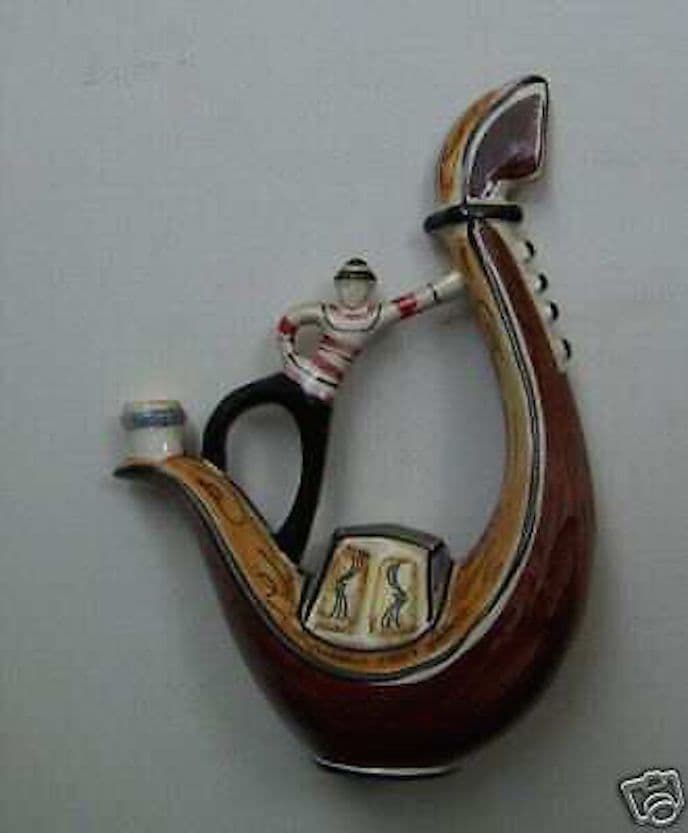 Bottiglia In Ceramica A Forma Di Gondola Veneziana Con Gondoliere, Anni '30 '50