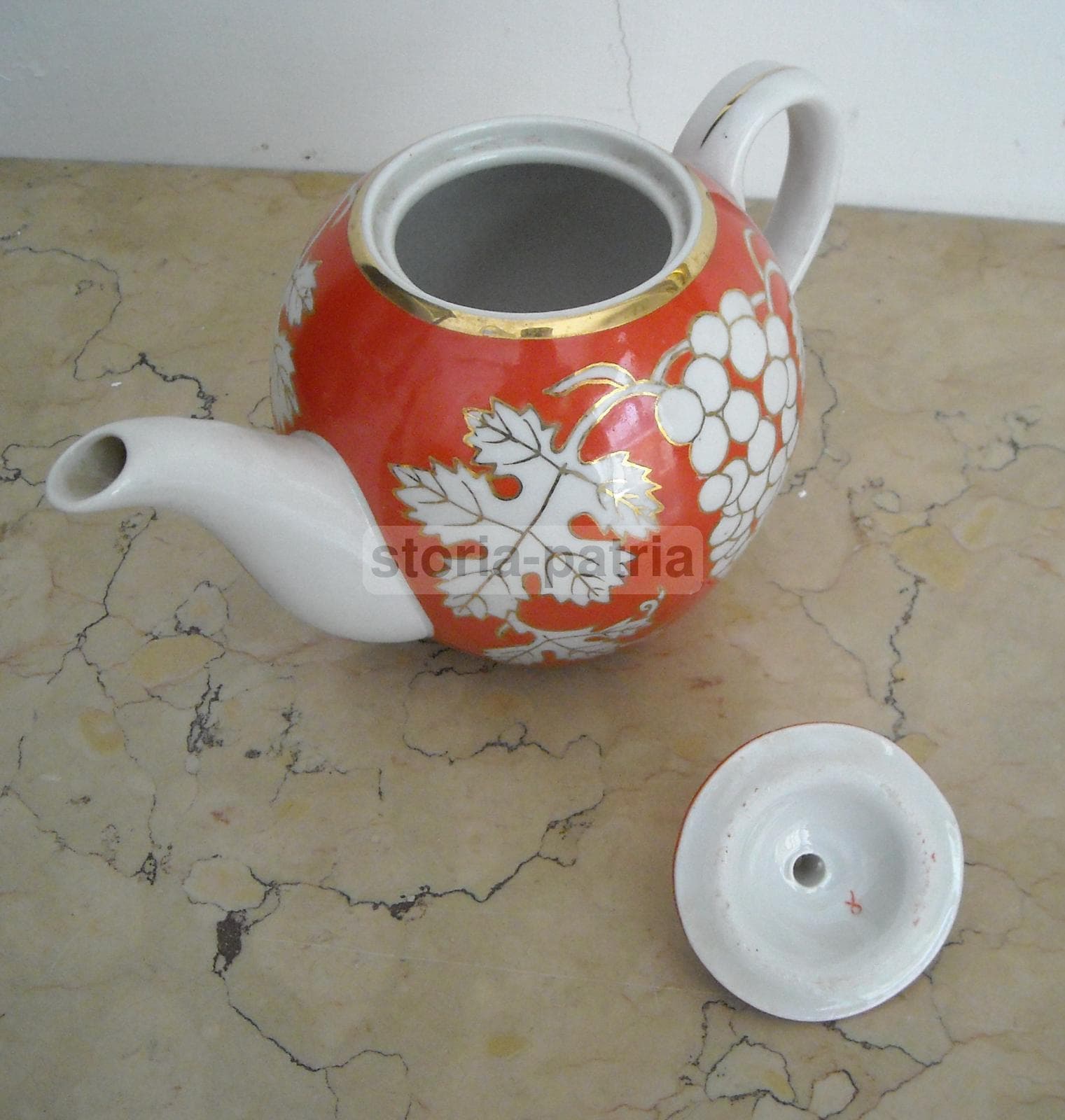 Teiera In Porcellana Decorata Con Grappoli d'Uva E Motivi Della Vendemmia