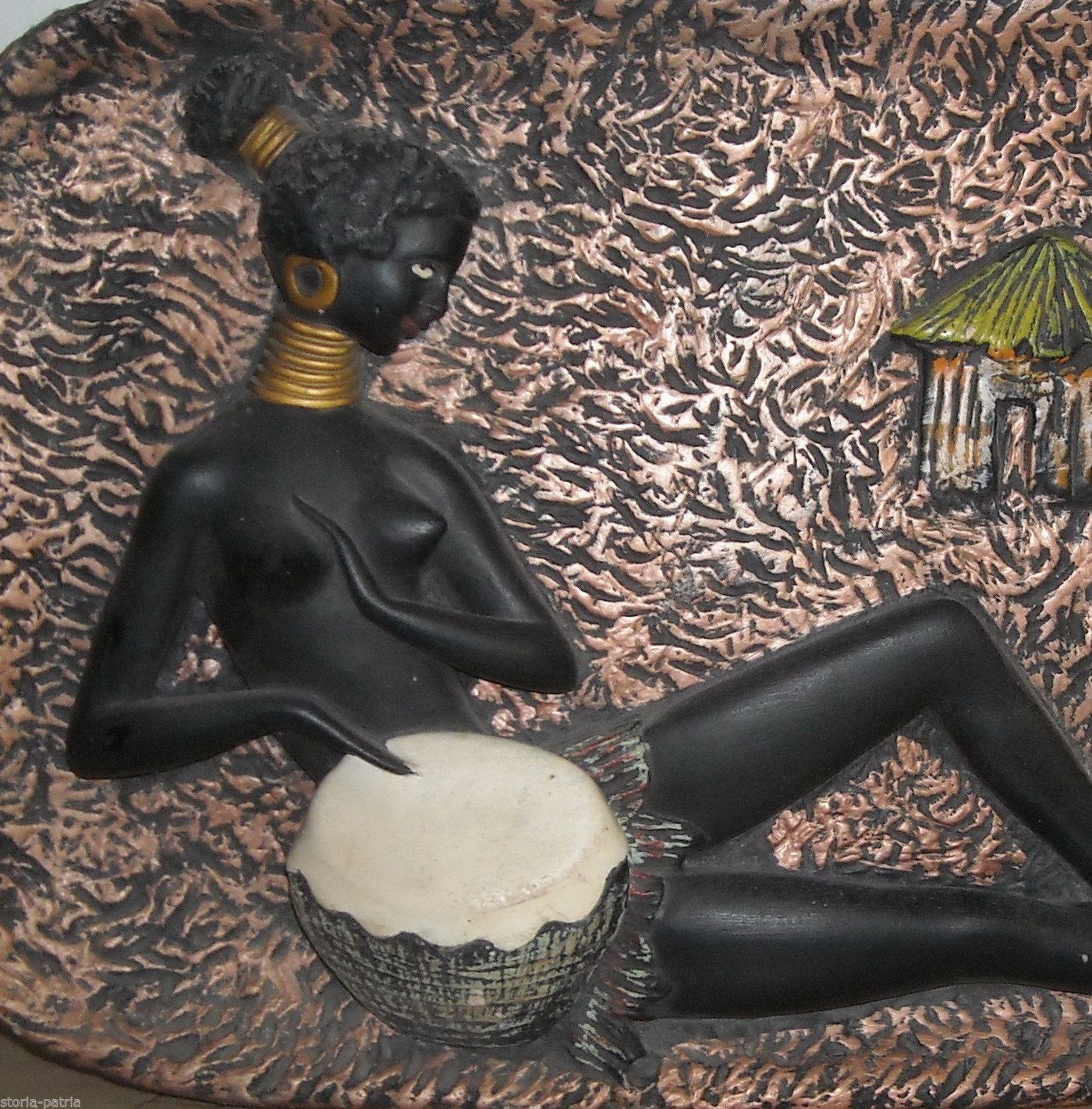 Pannello In Gesso Africano Dell'Epoca Coloniale Con Donna, Tamburo E Capanne