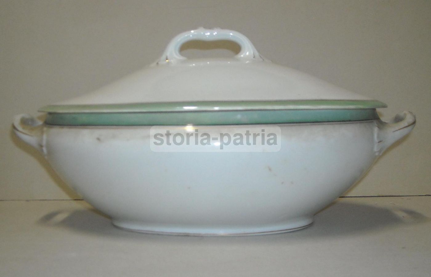 Zuppiera Antica In Porcellana Bianca Con Decori Verdi E Dorature