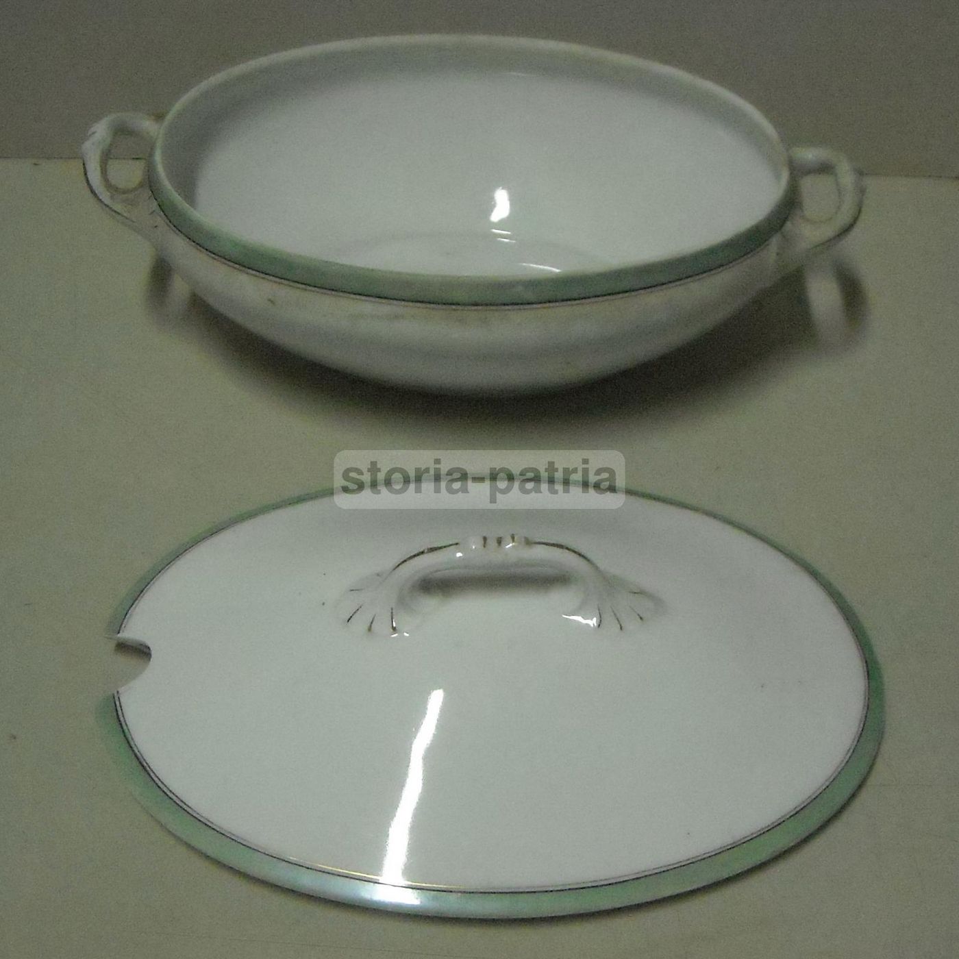 Zuppiera Antica In Porcellana Bianca Con Decori Verdi E Dorature