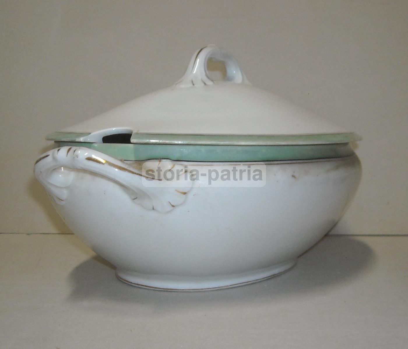 Zuppiera Antica In Porcellana Bianca Con Decori Verdi E Dorature