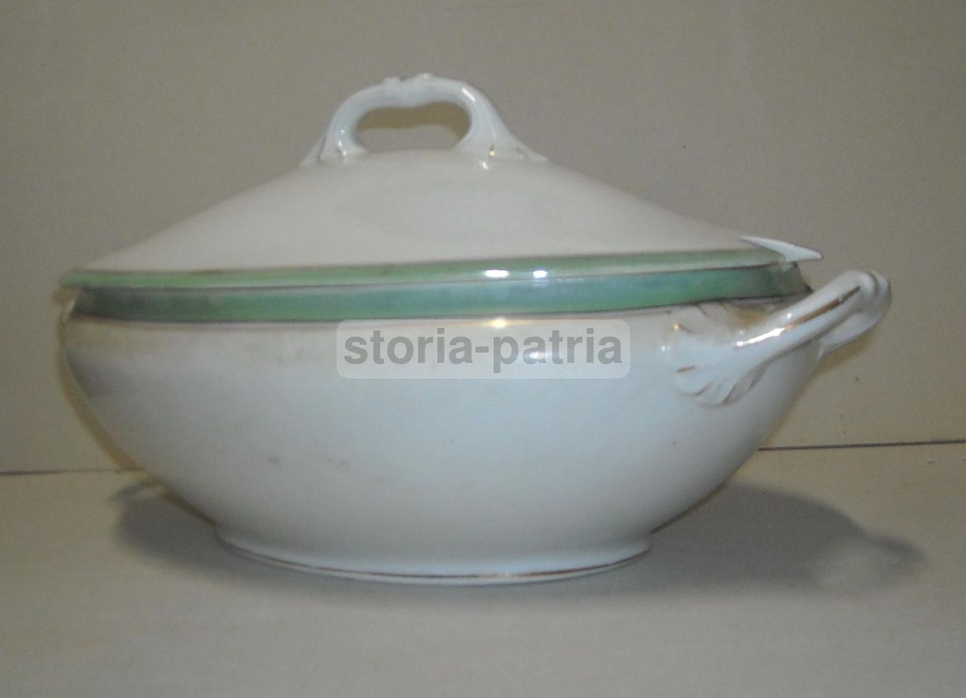 Zuppiera Antica In Porcellana Bianca Con Decori Verdi E Dorature