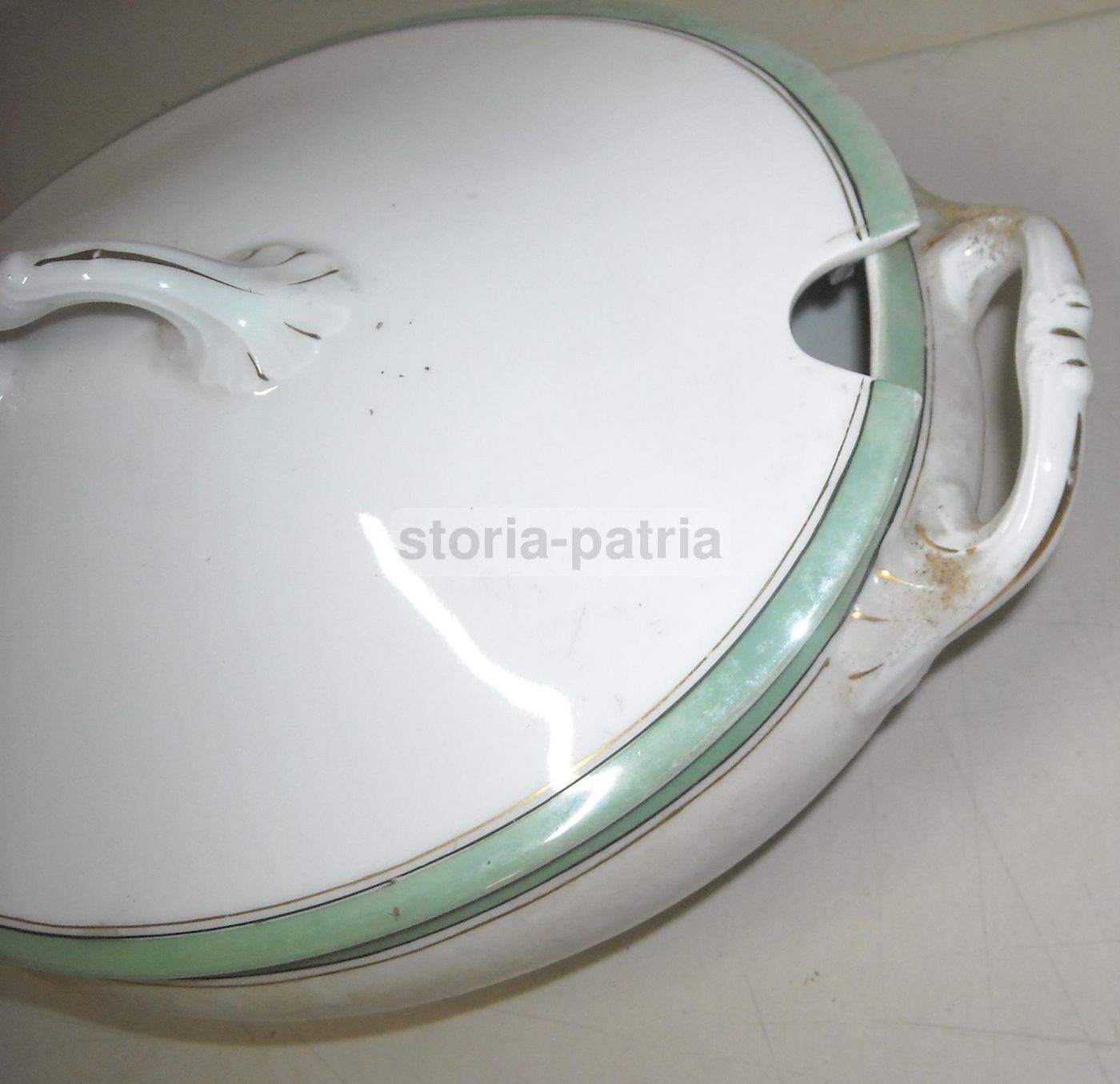 Zuppiera Antica In Porcellana Bianca Con Decori Verdi E Dorature