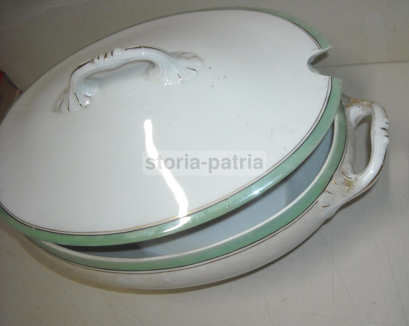 Zuppiera Antica In Porcellana Bianca Con Decori Verdi E Dorature