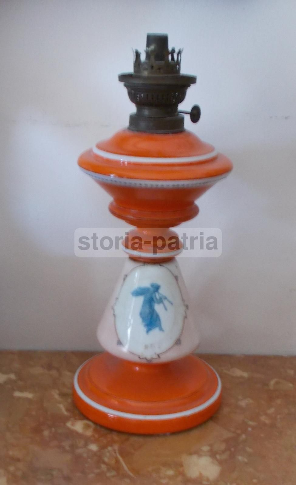 Lampada A Petrolio Neoclassica In Vetro Opalino Con Allegoria Musicale, XIX Secolo