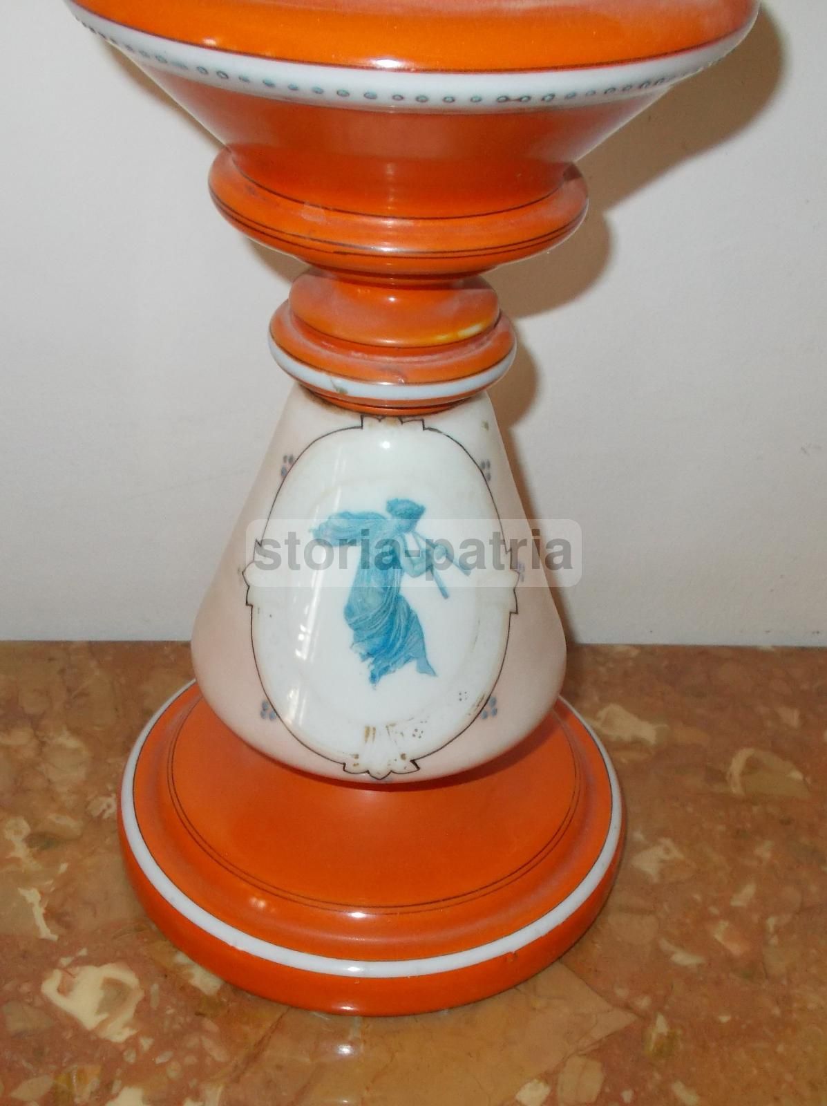 Lampada A Petrolio Neoclassica In Vetro Opalino Con Allegoria Musicale, XIX Secolo