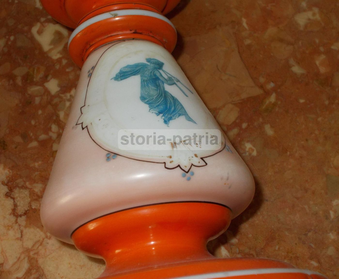 Lampada A Petrolio Neoclassica In Vetro Opalino Con Allegoria Musicale, XIX Secolo