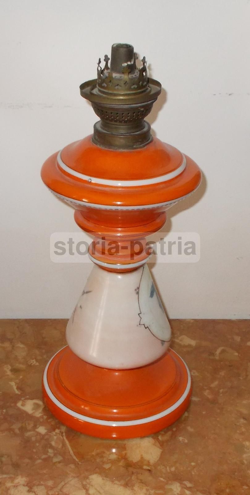 Lampada A Petrolio Neoclassica In Vetro Opalino Con Allegoria Musicale, XIX Secolo