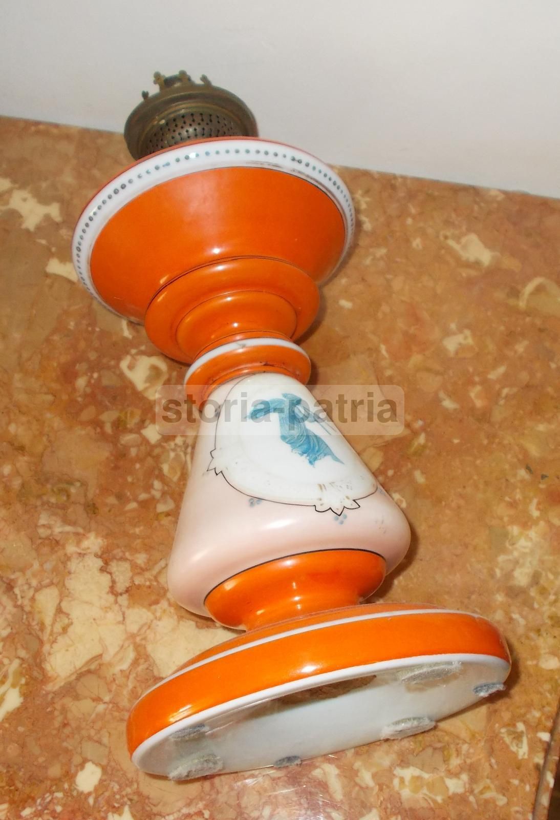 Lampada A Petrolio Neoclassica In Vetro Opalino Con Allegoria Musicale, XIX Secolo