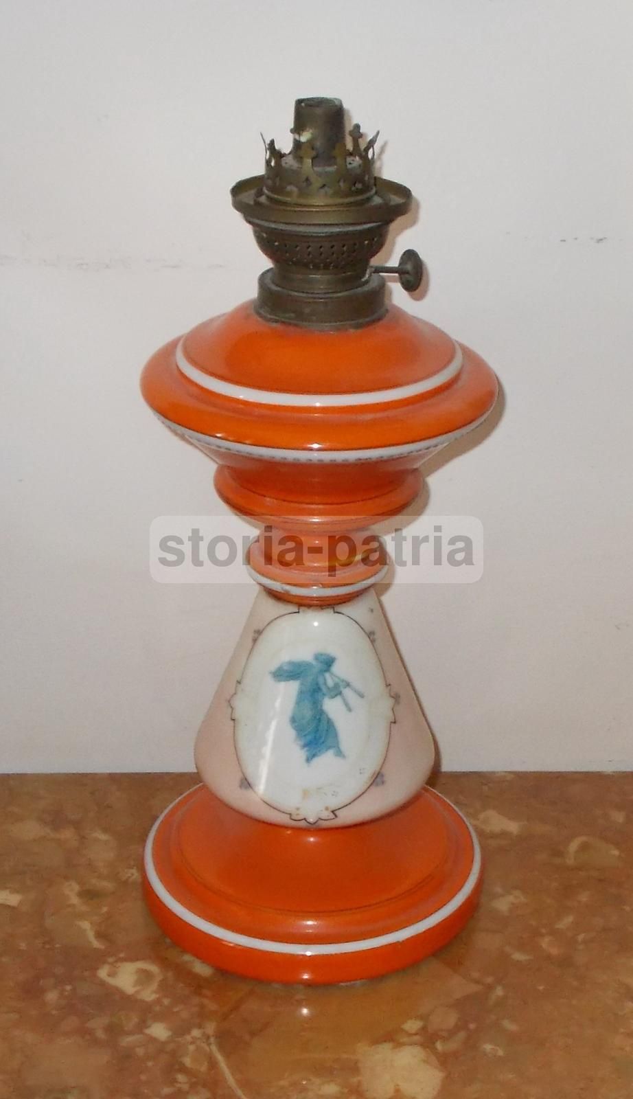 Lampada A Petrolio Neoclassica In Vetro Opalino Con Allegoria Musicale, XIX Secolo