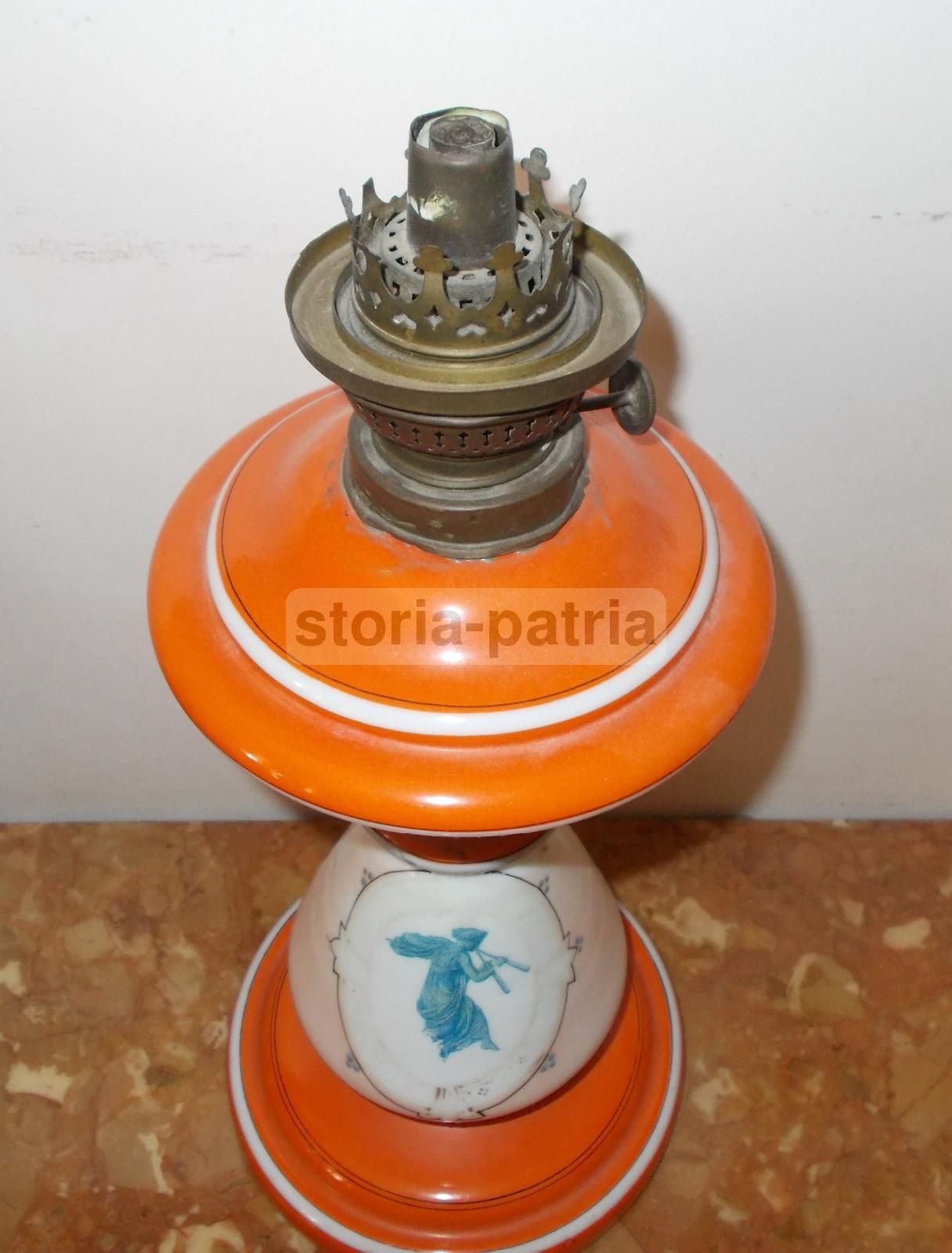 Lampada A Petrolio Neoclassica In Vetro Opalino Con Allegoria Musicale, XIX Secolo