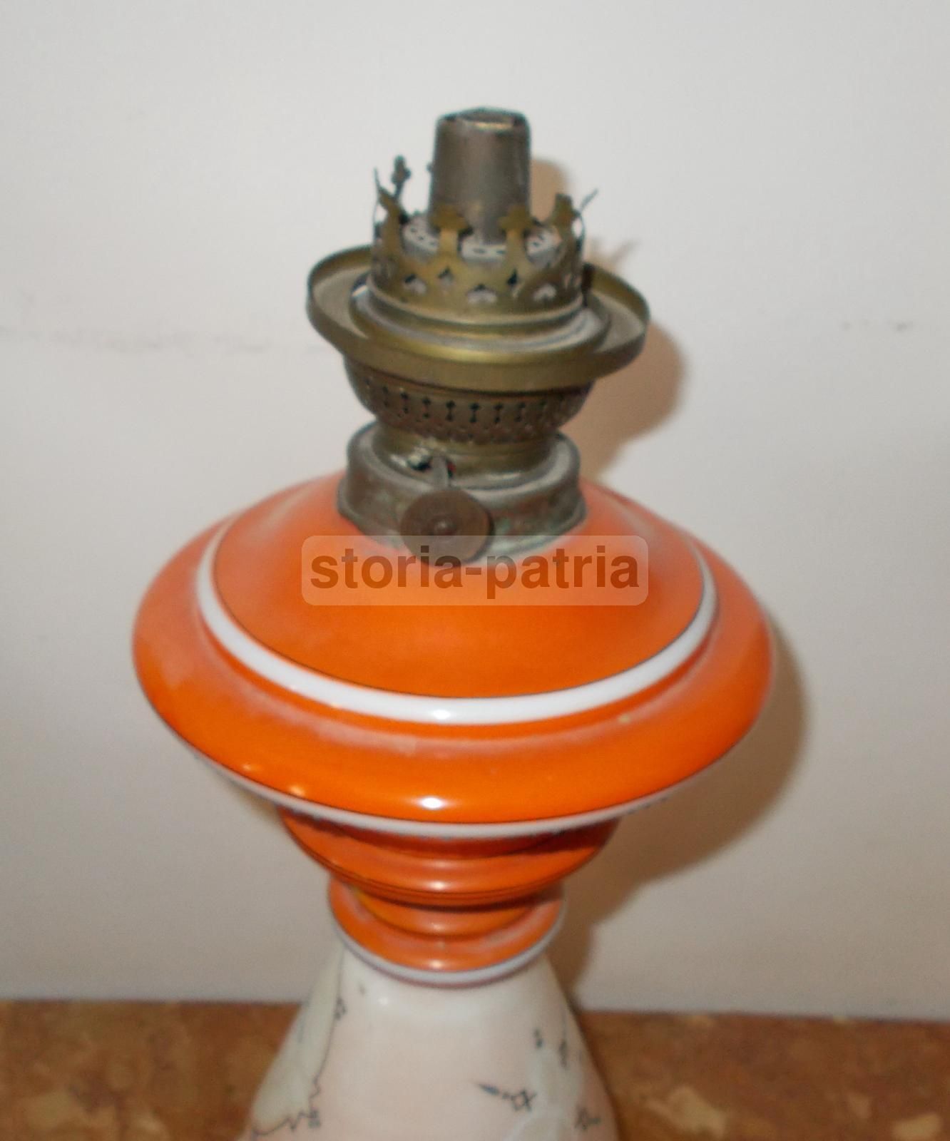 Lampada A Petrolio Neoclassica In Vetro Opalino Con Allegoria Musicale, XIX Secolo
