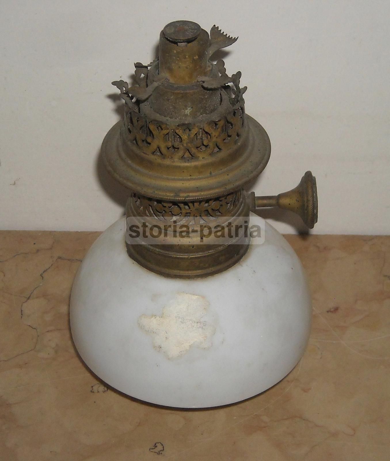 Antica Lampada A Petrolio In Vetro Opaline, R. Ditmar Vienna, Epoca Liberty