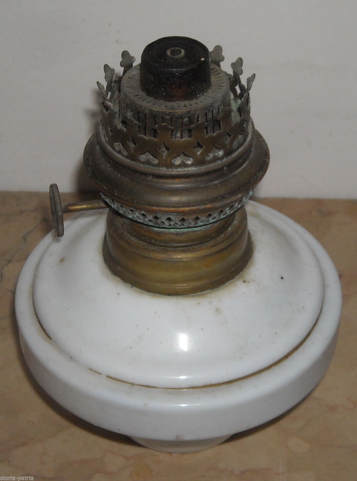 Lampada Antica A Petrolio In Vetro Opaline Bianco Kosmos Vulkan, Epoca Liberty