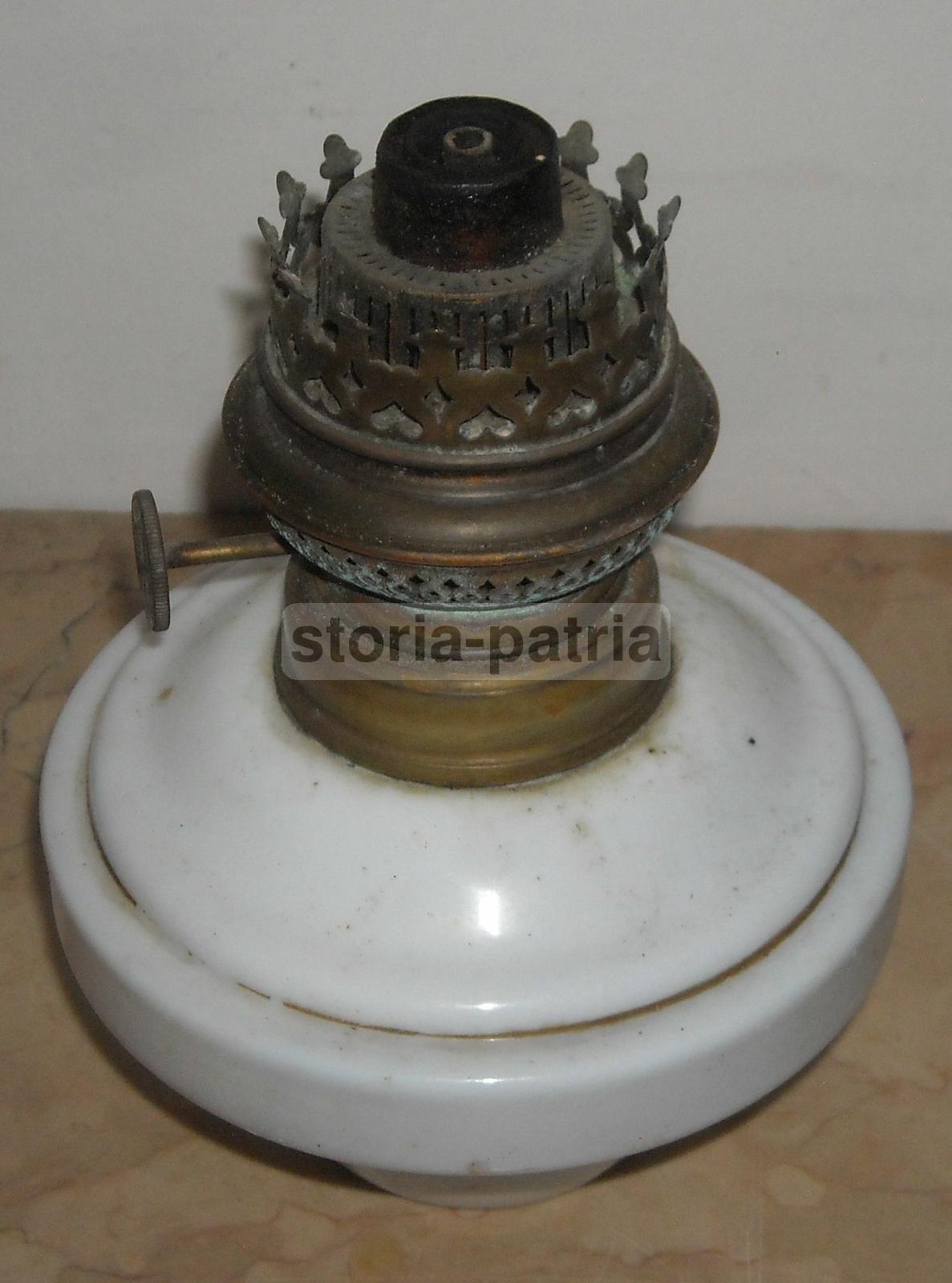 Lampada Antica A Petrolio In Vetro Opaline Bianco Kosmos Vulkan, Epoca Liberty
