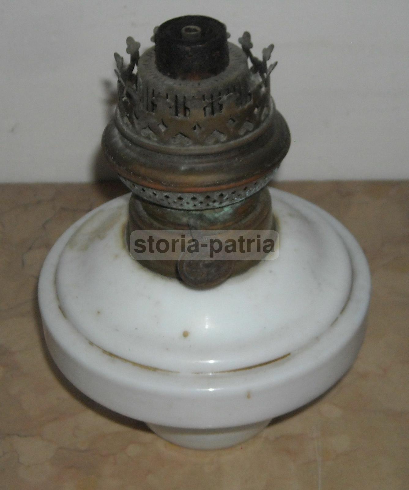 Lampada Antica A Petrolio In Vetro Opaline Bianco Kosmos Vulkan, Epoca Liberty