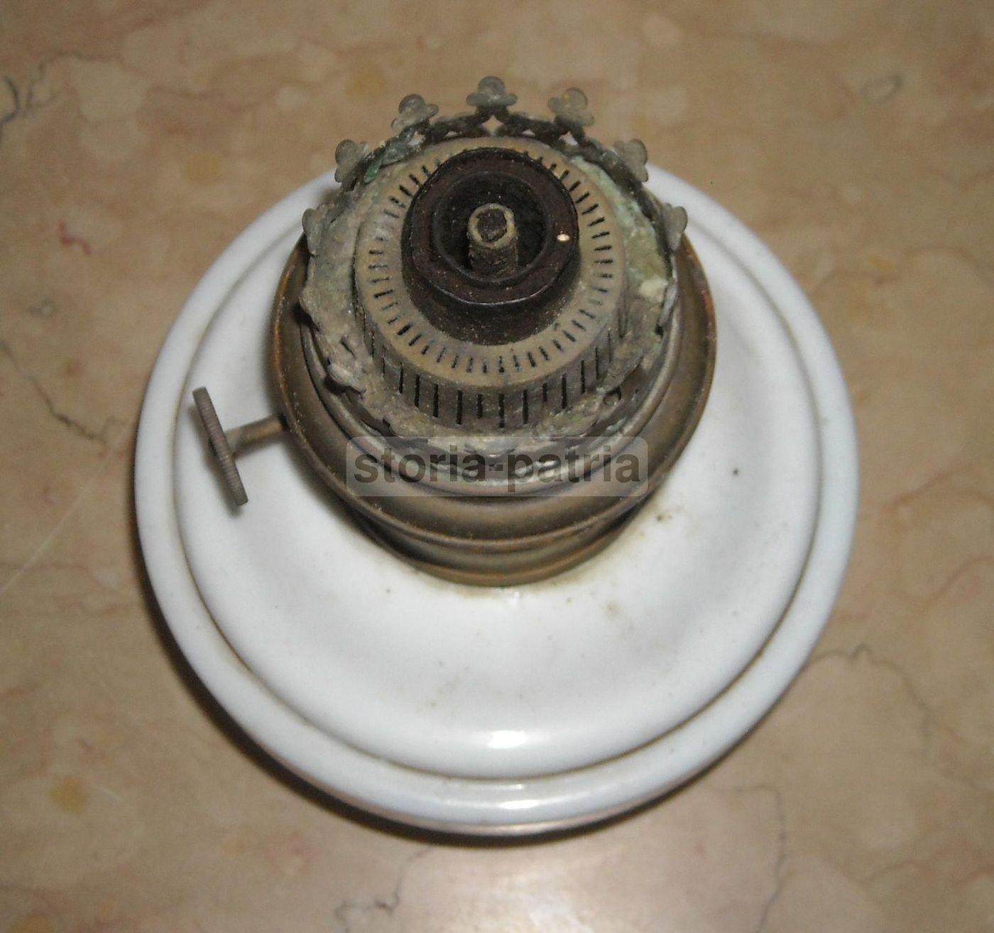 Lampada Antica A Petrolio In Vetro Opaline Bianco Kosmos Vulkan, Epoca Liberty