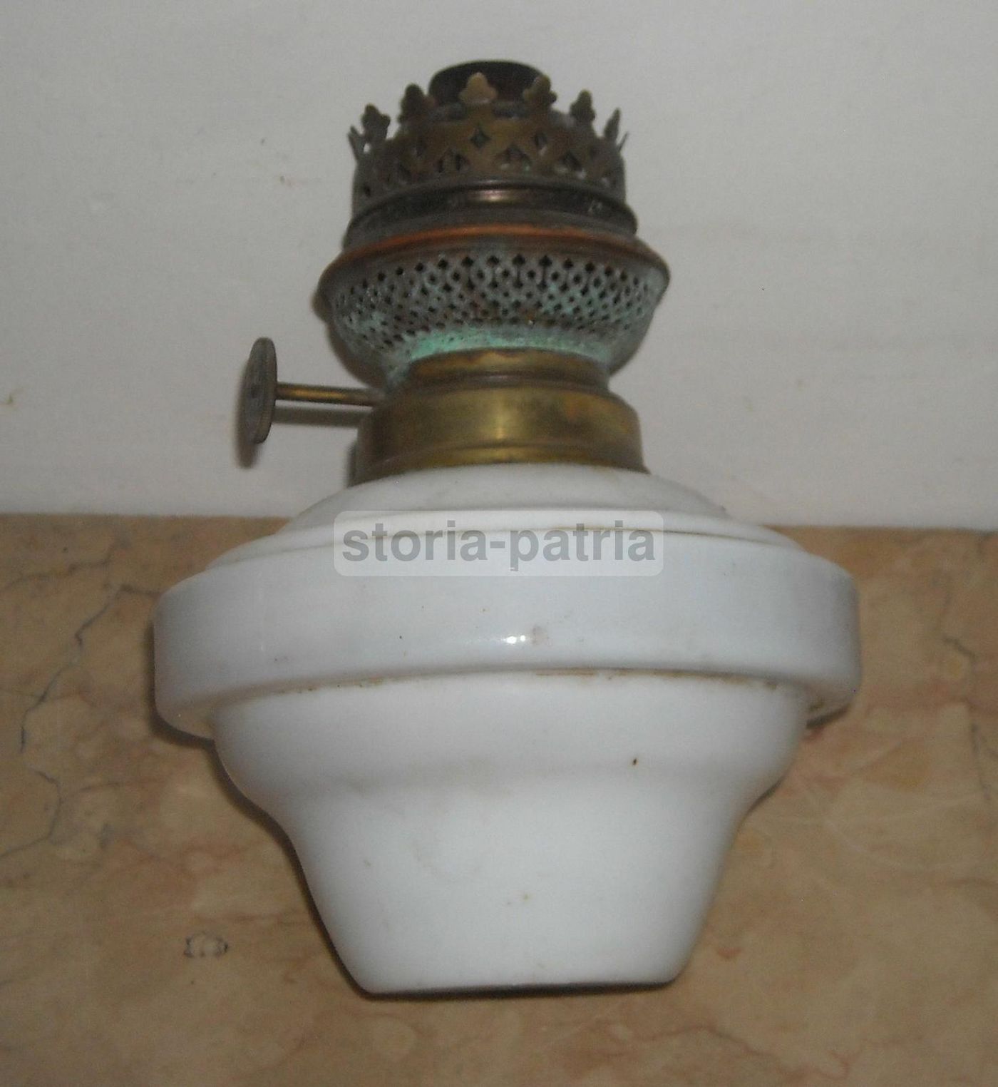 Lampada Antica A Petrolio In Vetro Opaline Bianco Kosmos Vulkan, Epoca Liberty