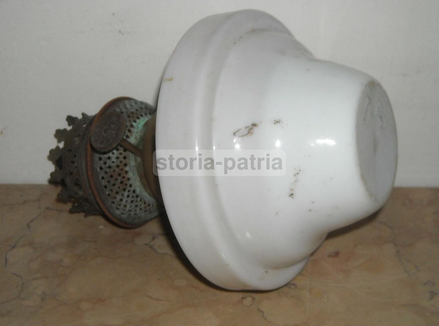 Lampada Antica A Petrolio In Vetro Opaline Bianco Kosmos Vulkan, Epoca Liberty