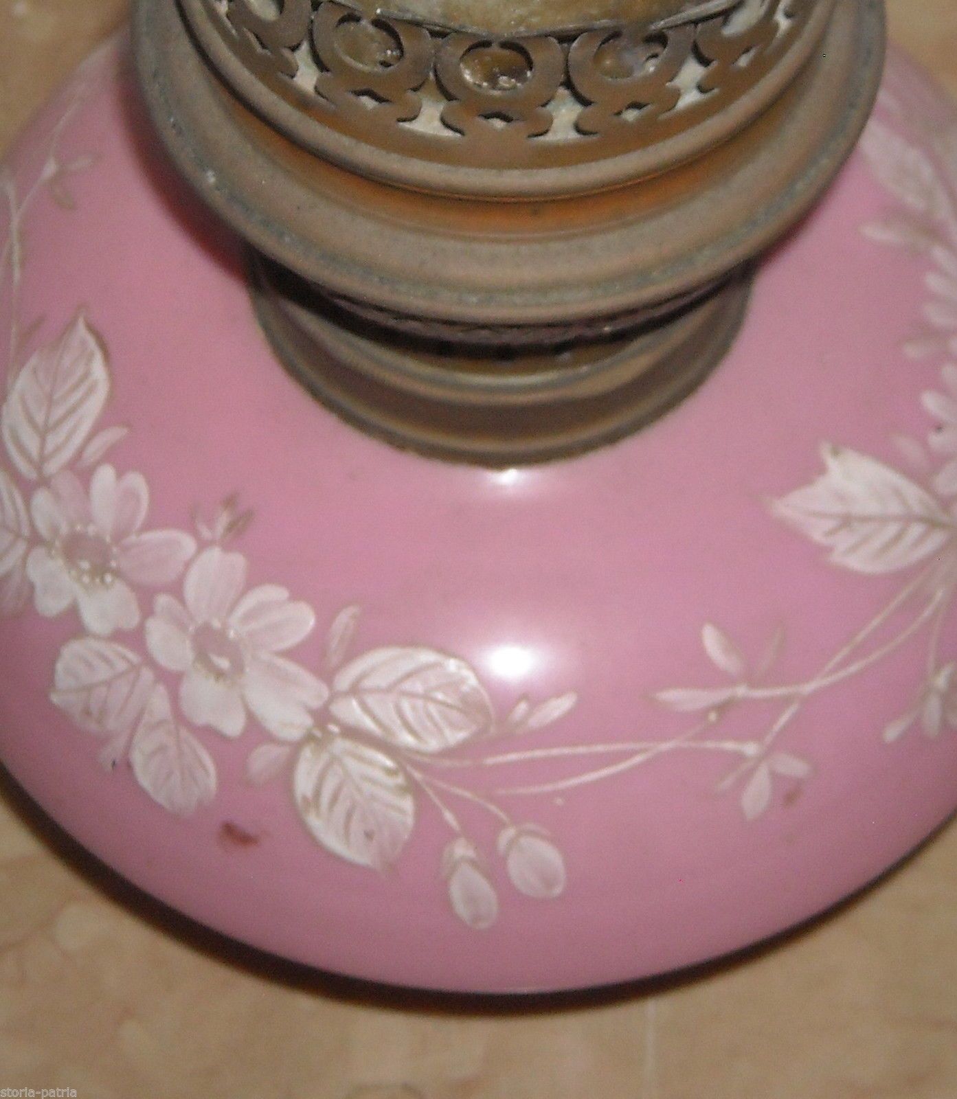 Antica Lampada A Petrolio In Vetro Opaline Rosa Con Decoro Floreale Liberty