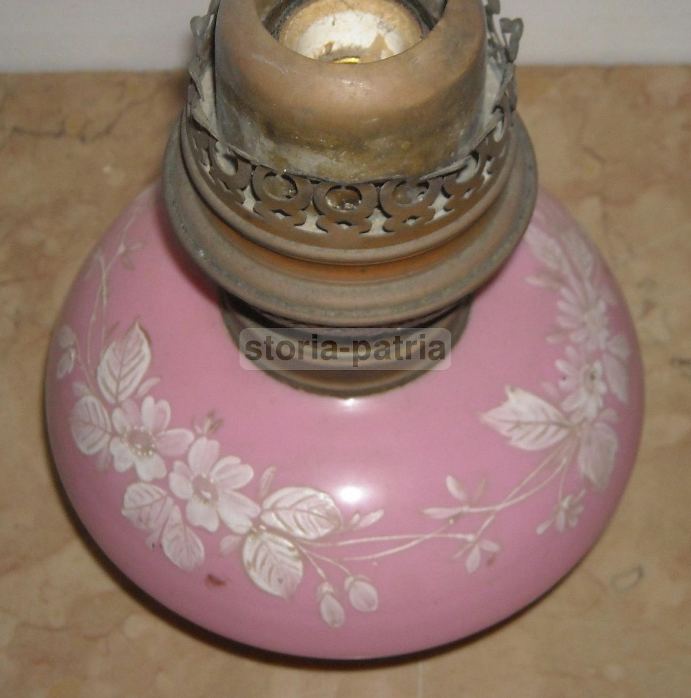 Antica Lampada A Petrolio In Vetro Opaline Rosa Con Decoro Floreale Liberty