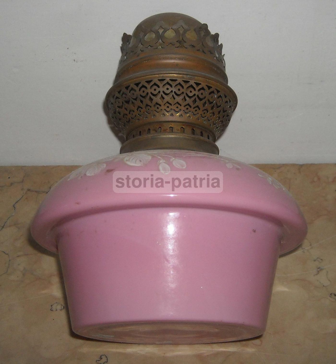 Antica Lampada A Petrolio In Vetro Opaline Rosa Con Decoro Floreale Liberty