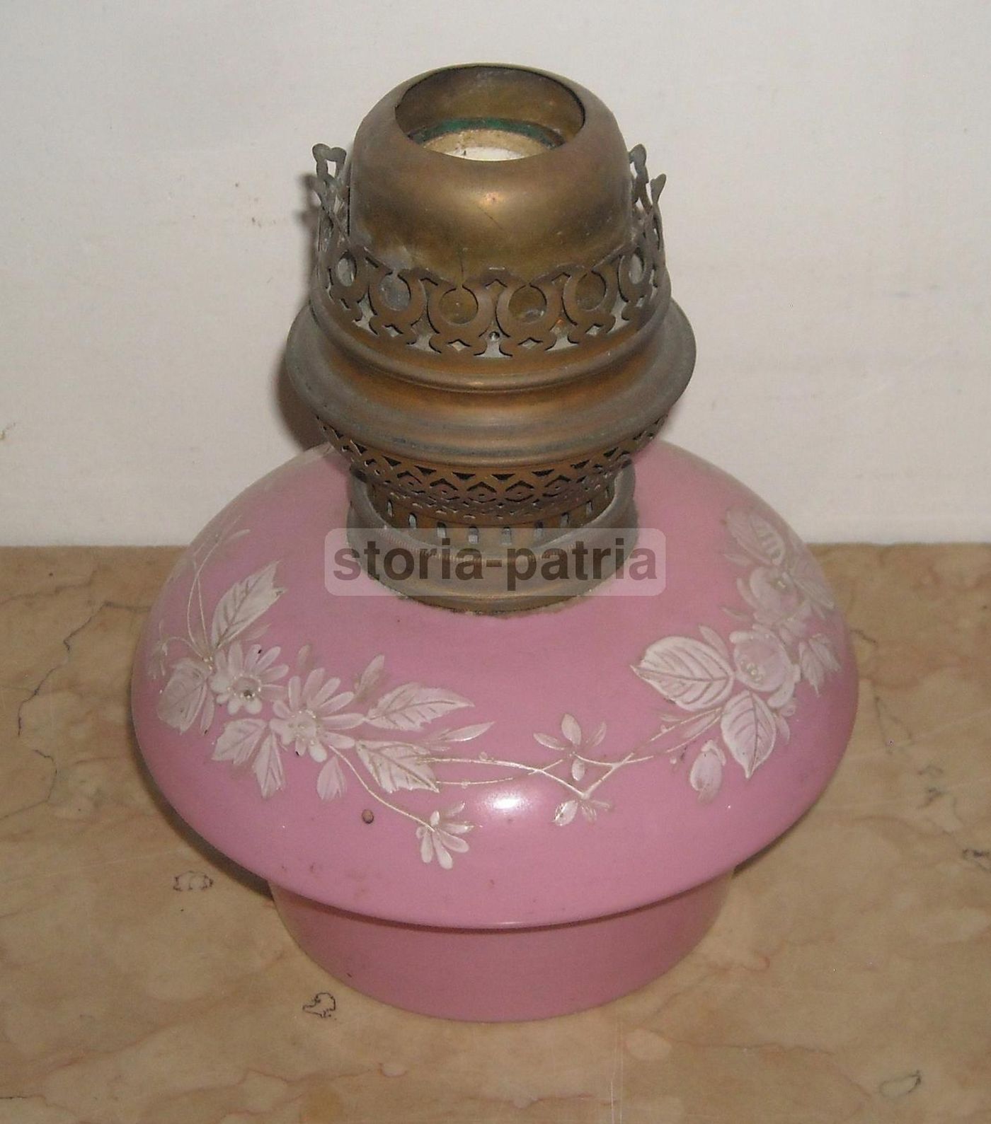 Antica Lampada A Petrolio In Vetro Opaline Rosa Con Decoro Floreale Liberty