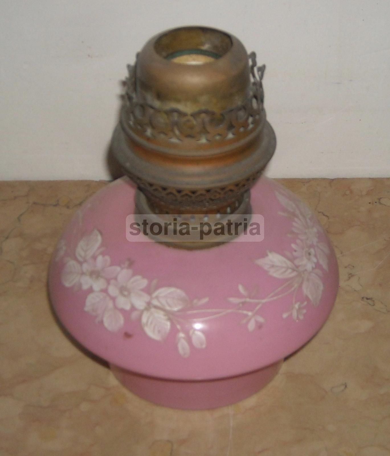 Antica Lampada A Petrolio In Vetro Opaline Rosa Con Decoro Floreale Liberty