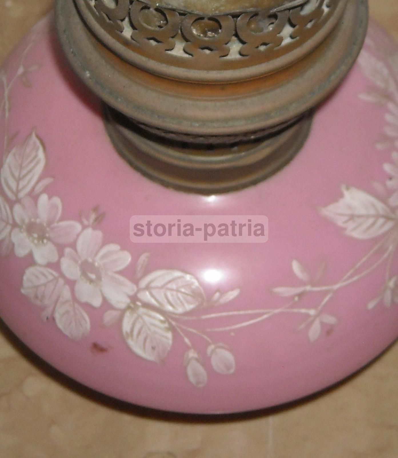 Antica Lampada A Petrolio In Vetro Opaline Rosa Con Decoro Floreale Liberty