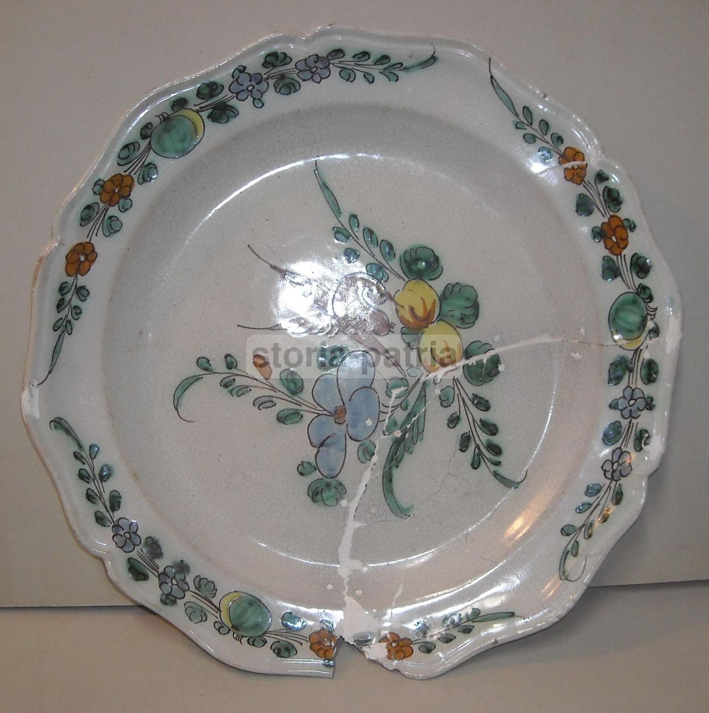 Piatto In Maiolica Napoletana Del Settecento, Cerreto, Decoro Floreale