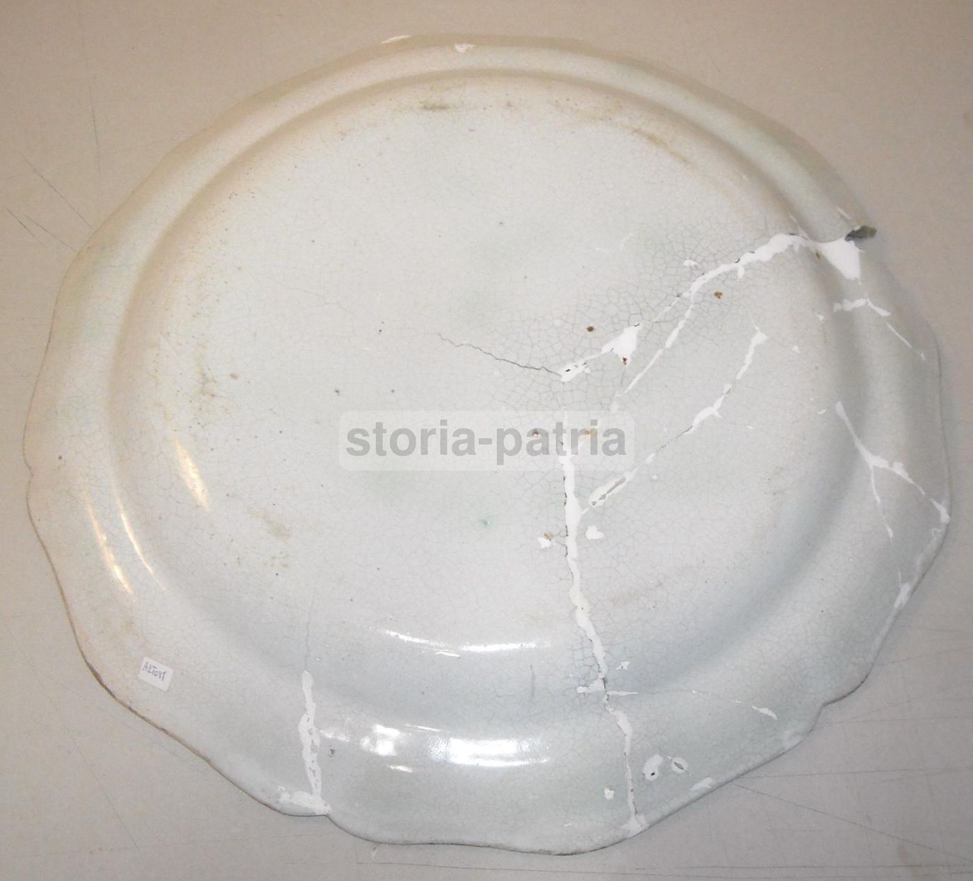Piatto In Maiolica Napoletana Del Settecento, Cerreto, Decoro Floreale