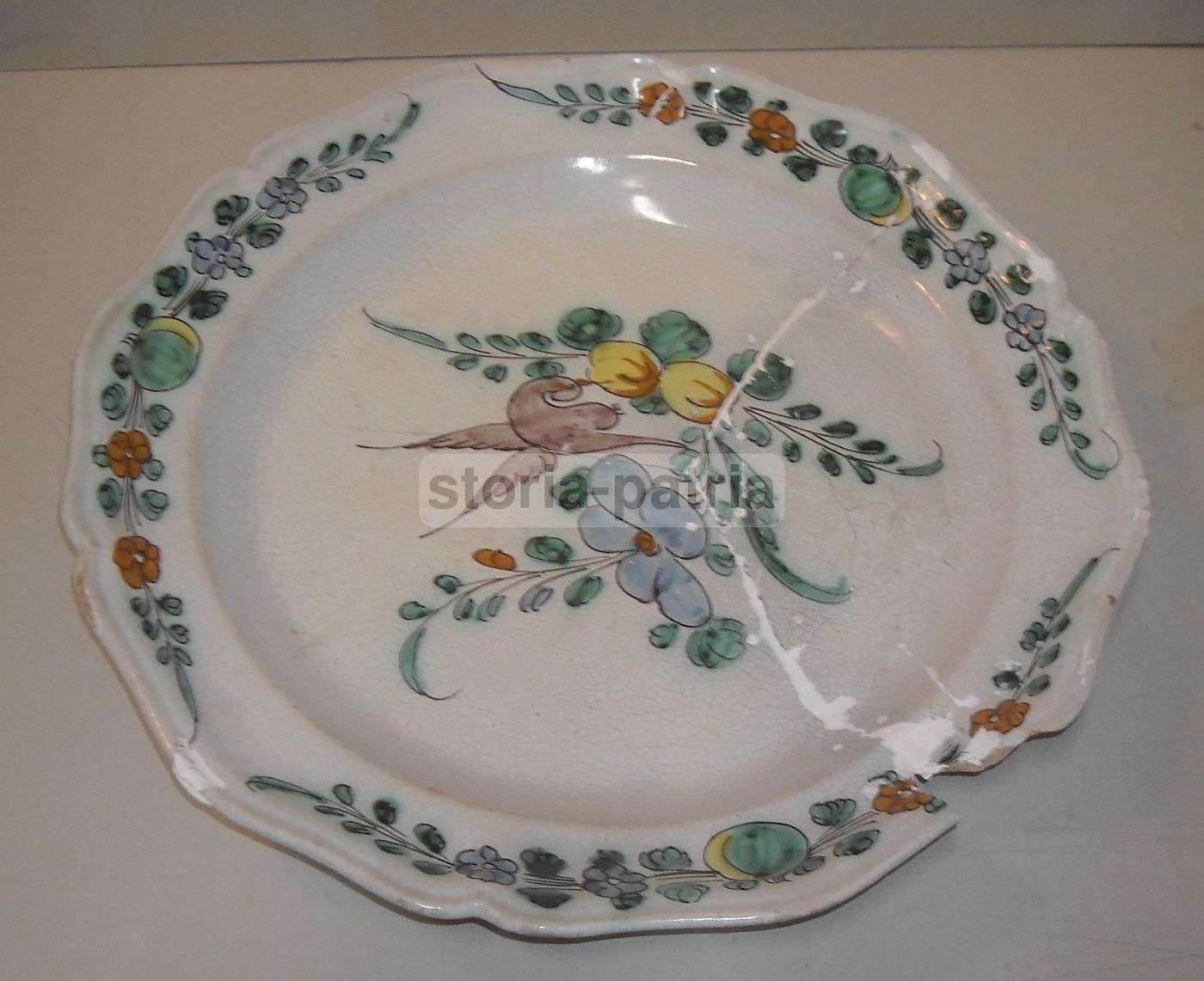 Piatto In Maiolica Napoletana Del Settecento, Cerreto, Decoro Floreale