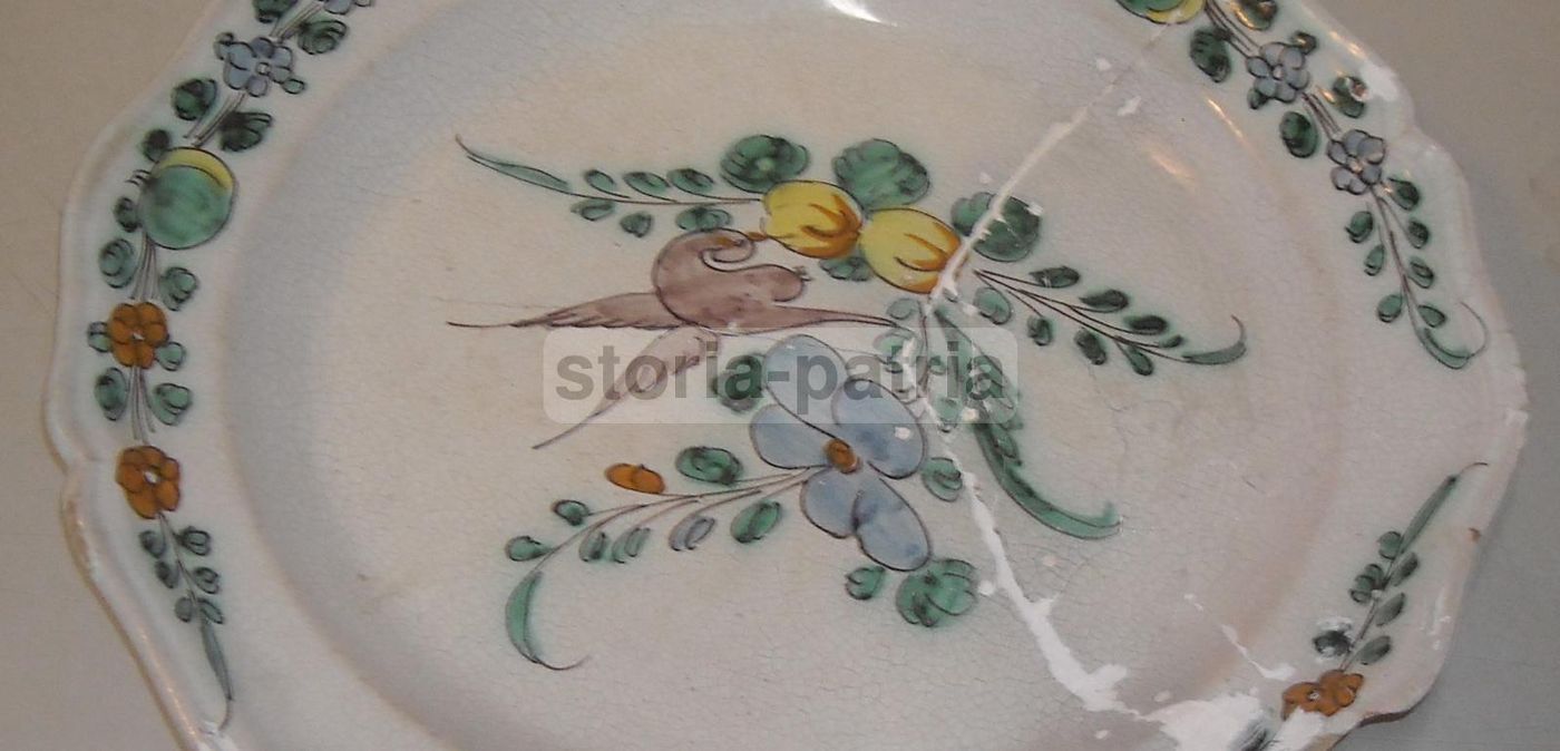 Piatto In Maiolica Napoletana Del Settecento, Cerreto, Decoro Floreale