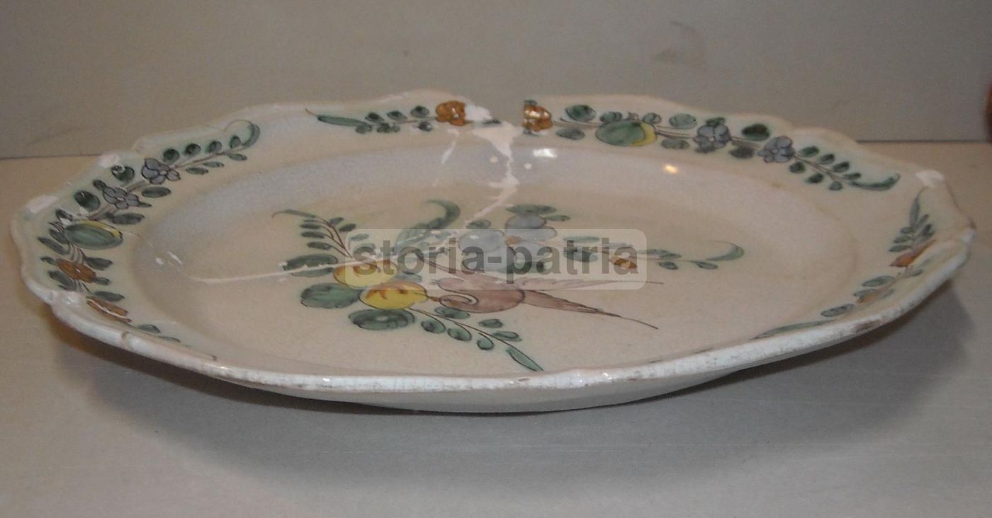 Piatto In Maiolica Napoletana Del Settecento, Cerreto, Decoro Floreale
