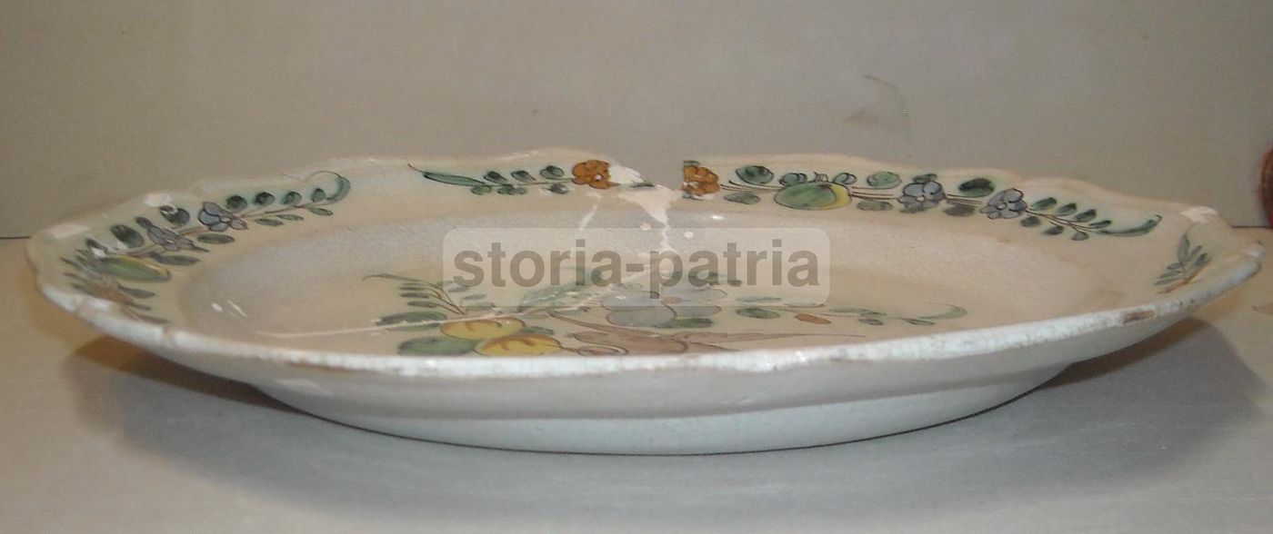 Piatto In Maiolica Napoletana Del Settecento, Cerreto, Decoro Floreale