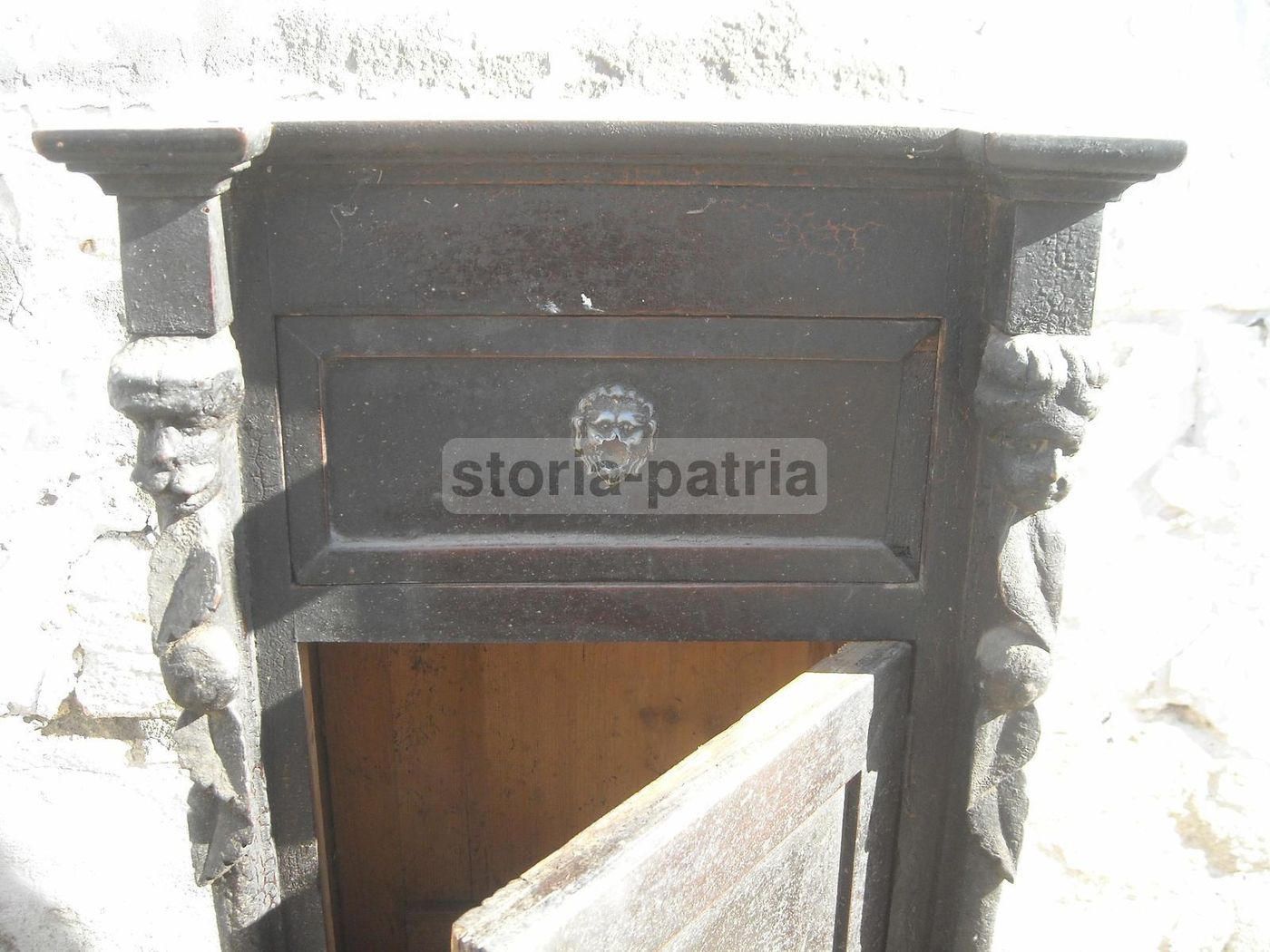 Antico Comodino Con Sculture Lignee E Cariatidi, XIX Secolo