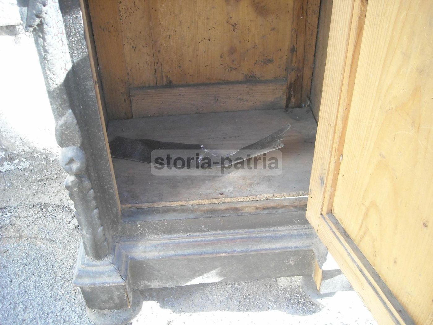 Antico Comodino Con Sculture Lignee E Cariatidi, XIX Secolo