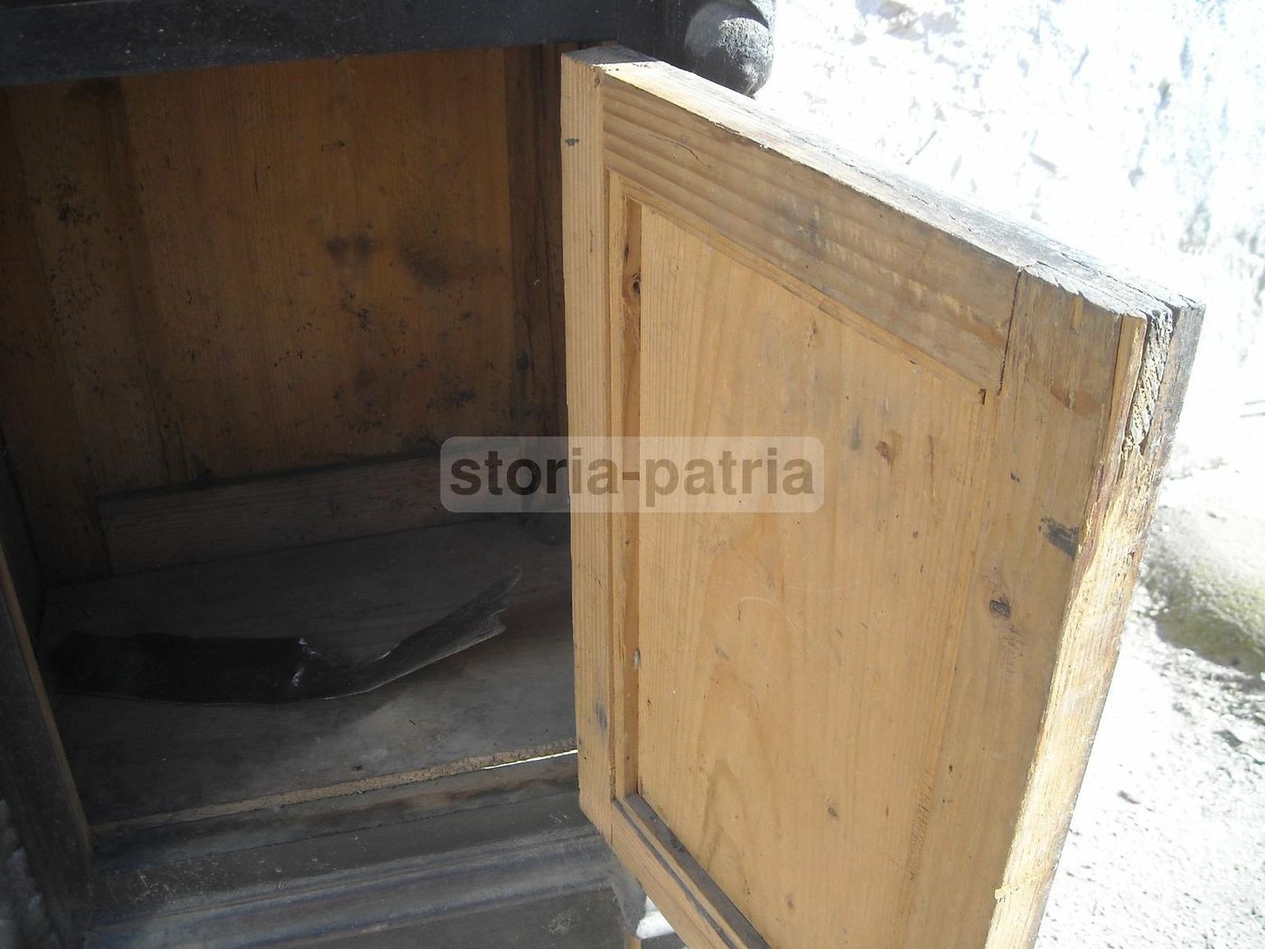 Antico Comodino Con Sculture Lignee E Cariatidi, XIX Secolo