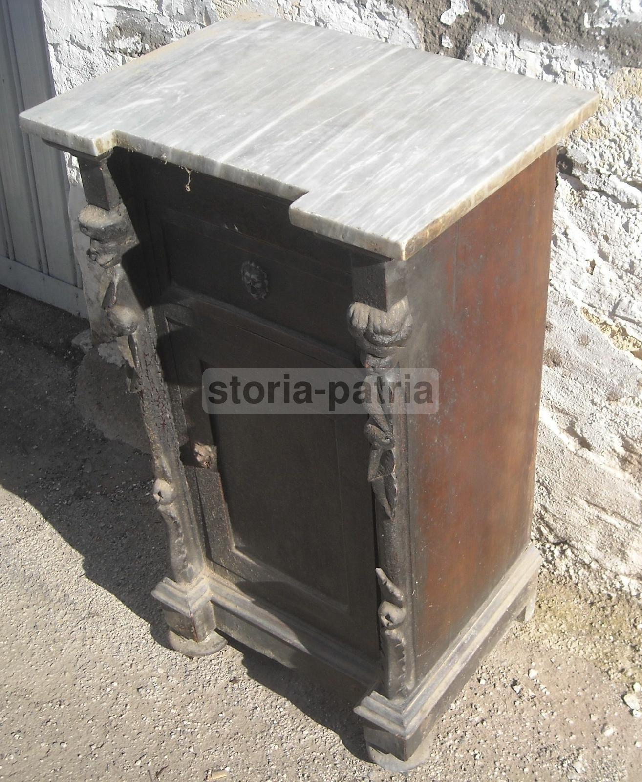 Antico Comodino Con Sculture Lignee E Cariatidi, XIX Secolo