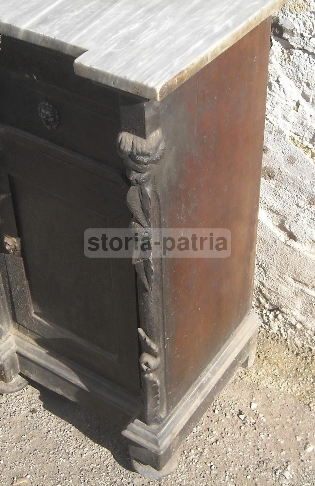 Antico Comodino Con Sculture Lignee E Cariatidi, XIX Secolo