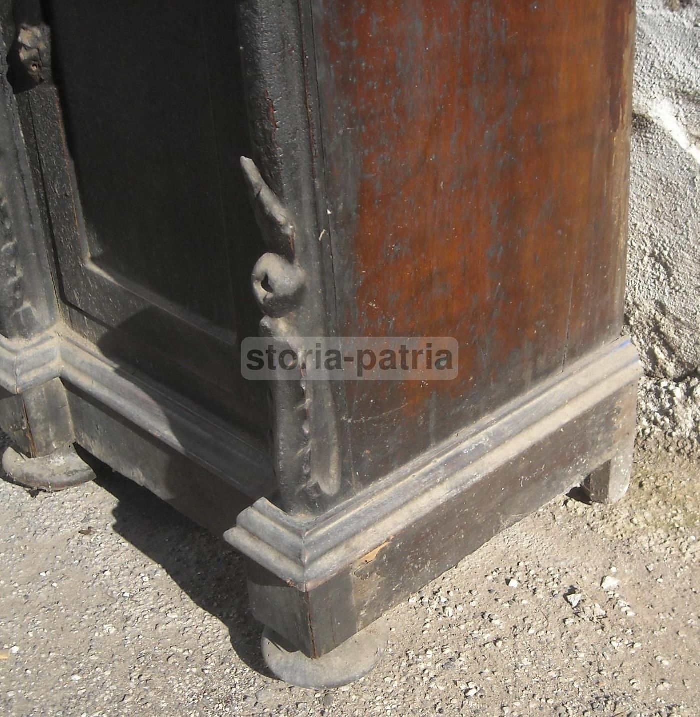 Antico Comodino Con Sculture Lignee E Cariatidi, XIX Secolo