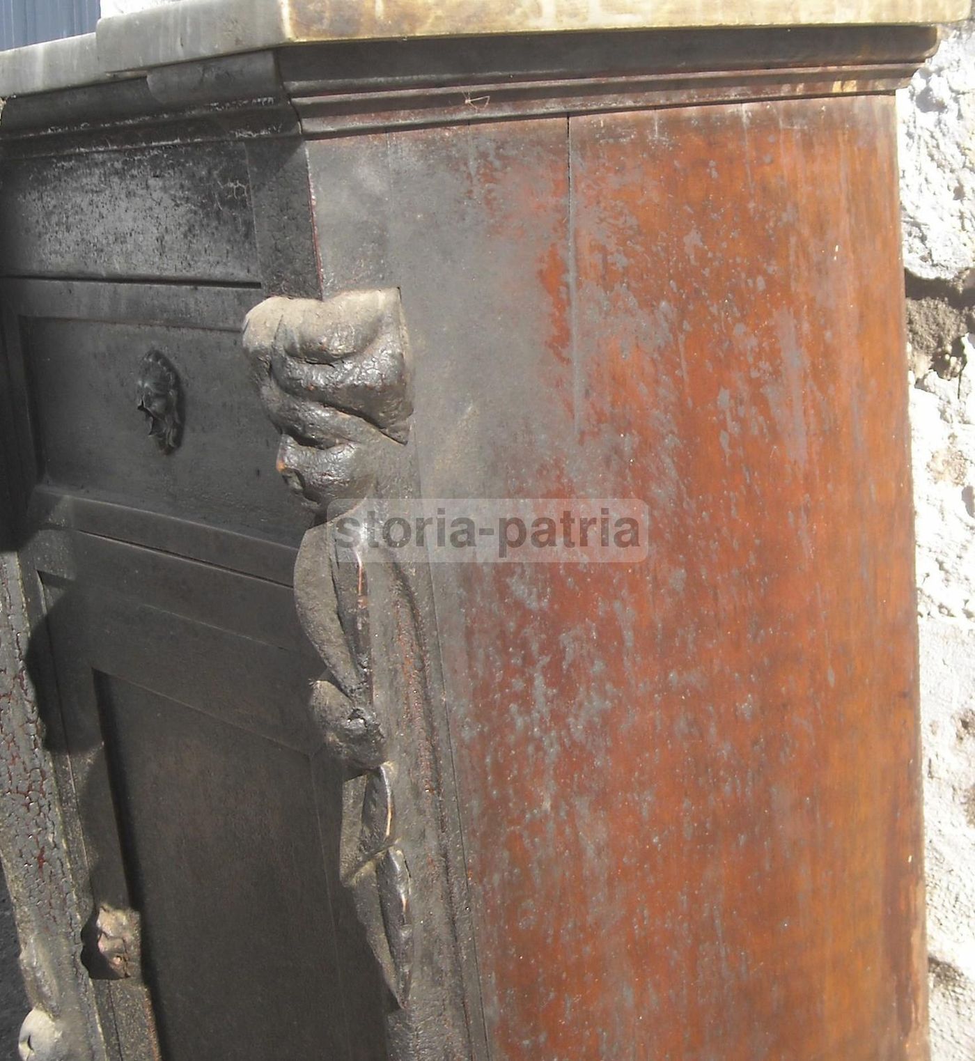 Antico Comodino Con Sculture Lignee E Cariatidi, XIX Secolo