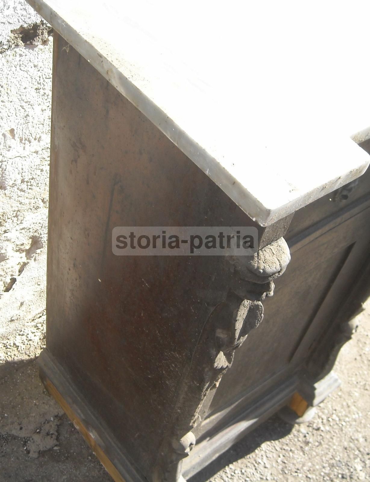 Antico Comodino Con Sculture Lignee E Cariatidi, XIX Secolo