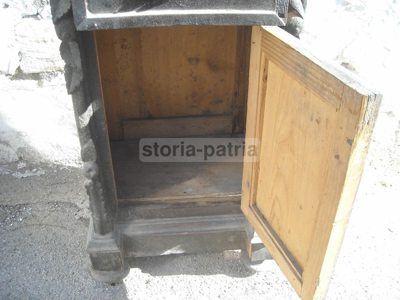 Antico Comodino Con Sculture Lignee E Cariatidi, XIX Secolo