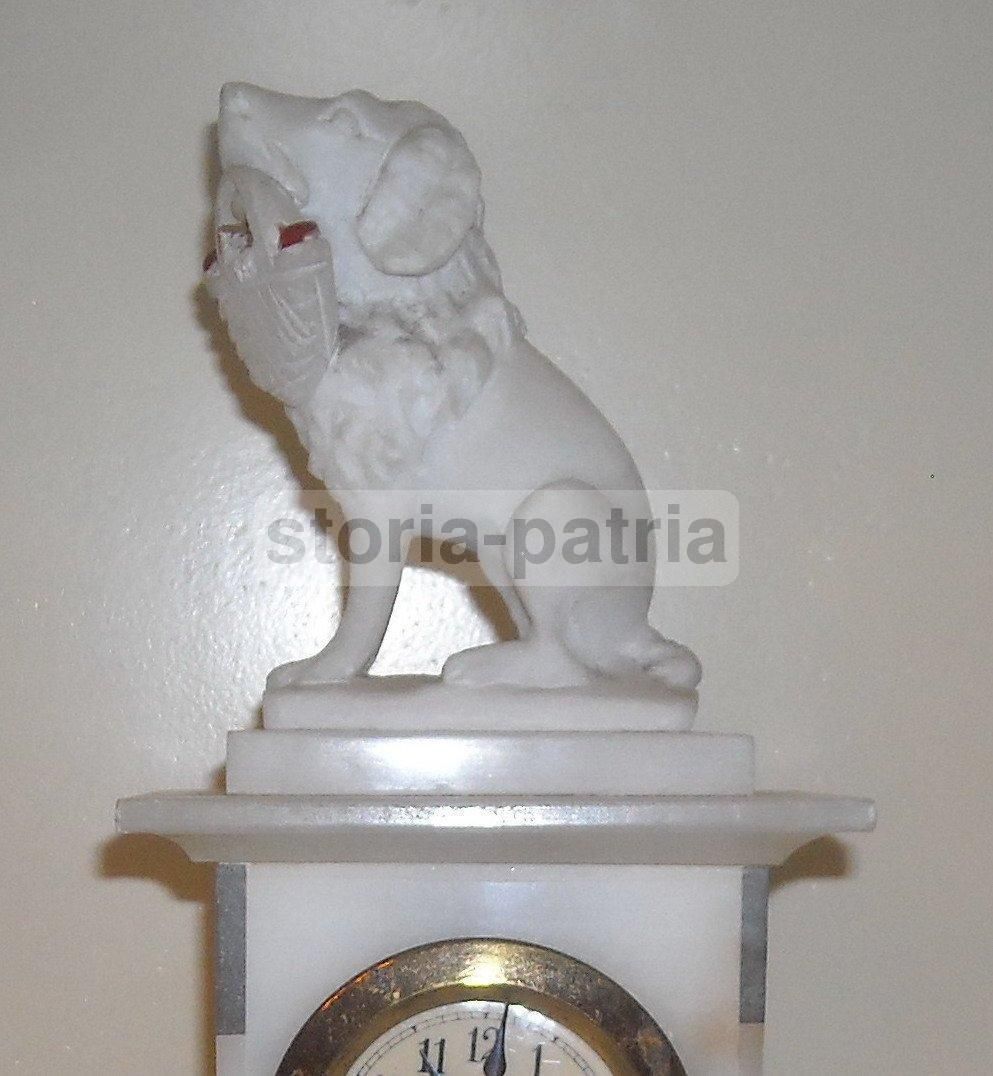Antico Orologio Da Tavolo Con Cane In Alabastro, Fine XIX   Inizio XX Secolo