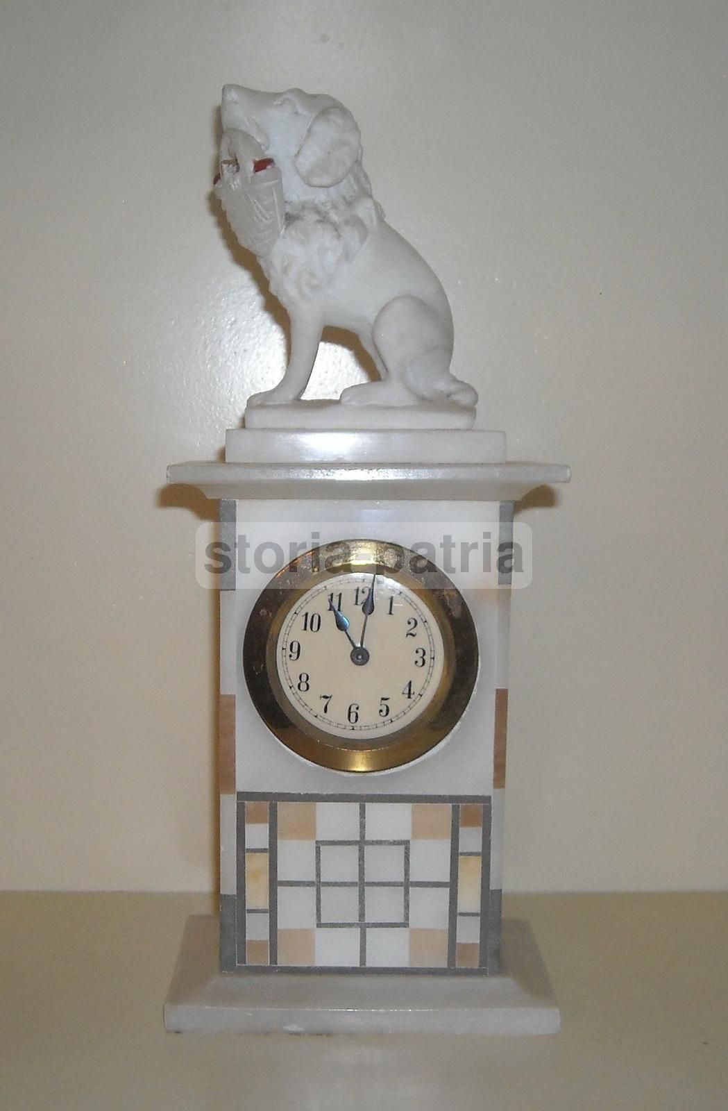 Antico Orologio Da Tavolo Con Cane In Alabastro, Fine XIX   Inizio XX Secolo
