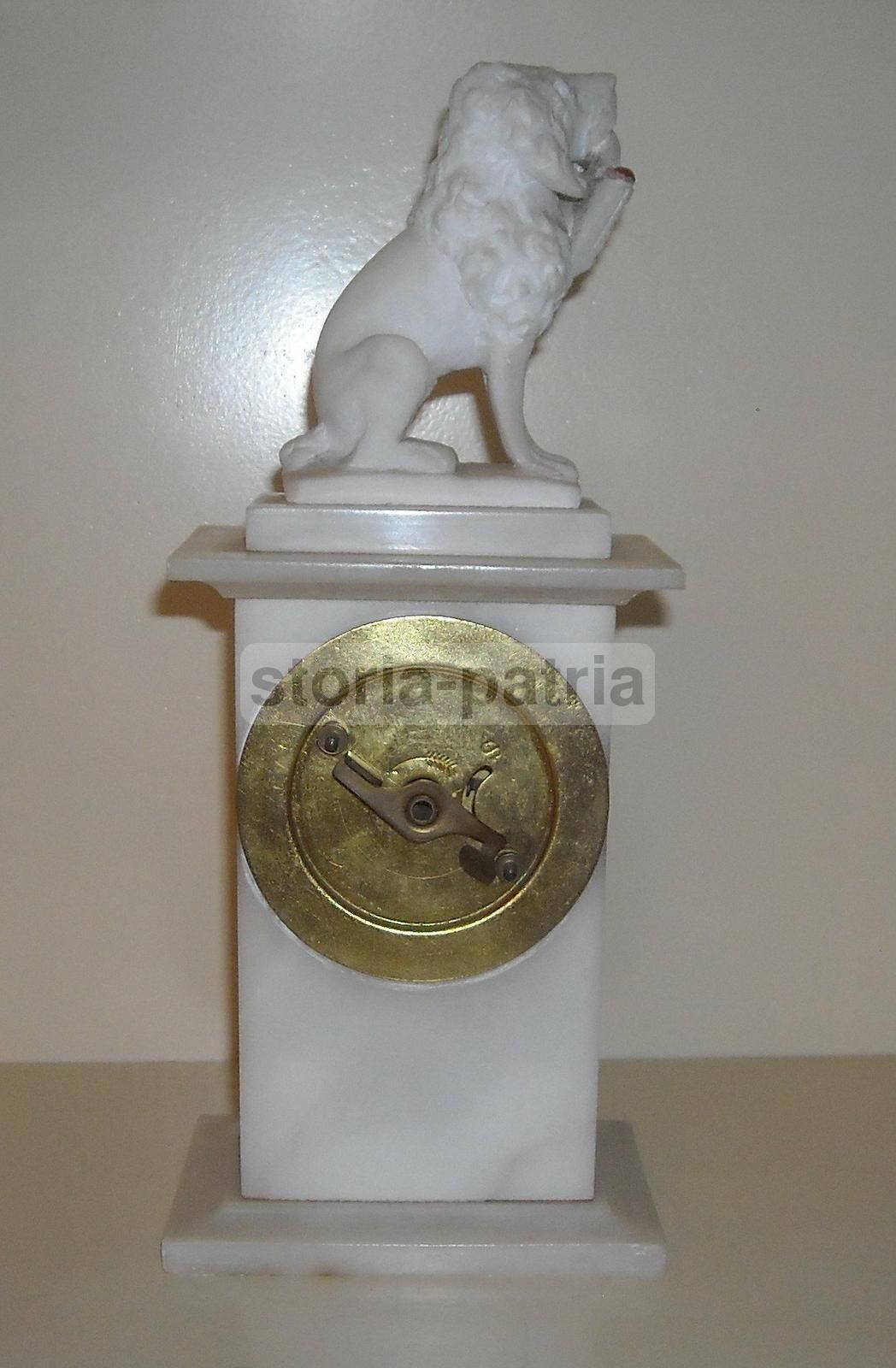 Antico Orologio Da Tavolo Con Cane In Alabastro, Fine XIX   Inizio XX Secolo
